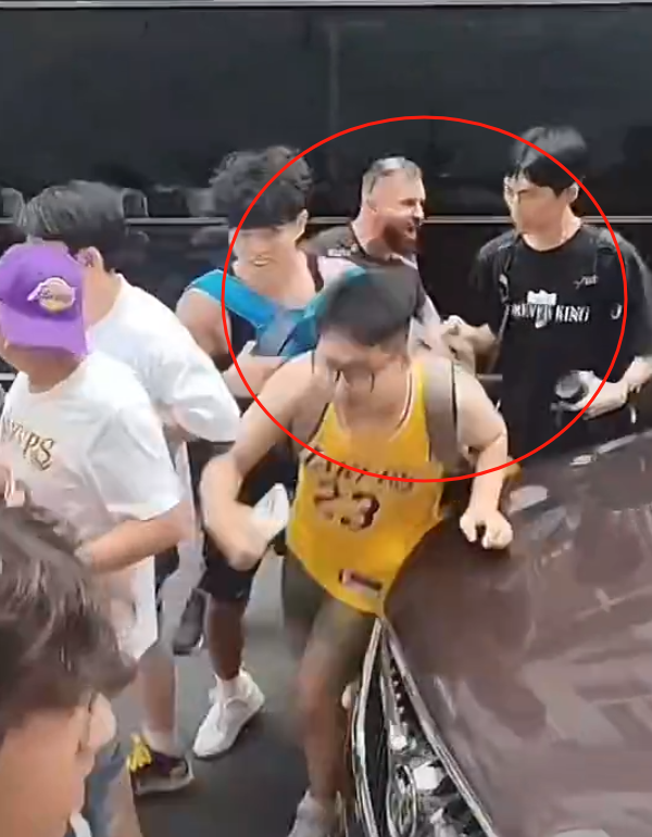 大量的安保, 方式引起詹, 间控制现场 大量的安保, 方式引起詹, 间控制现场