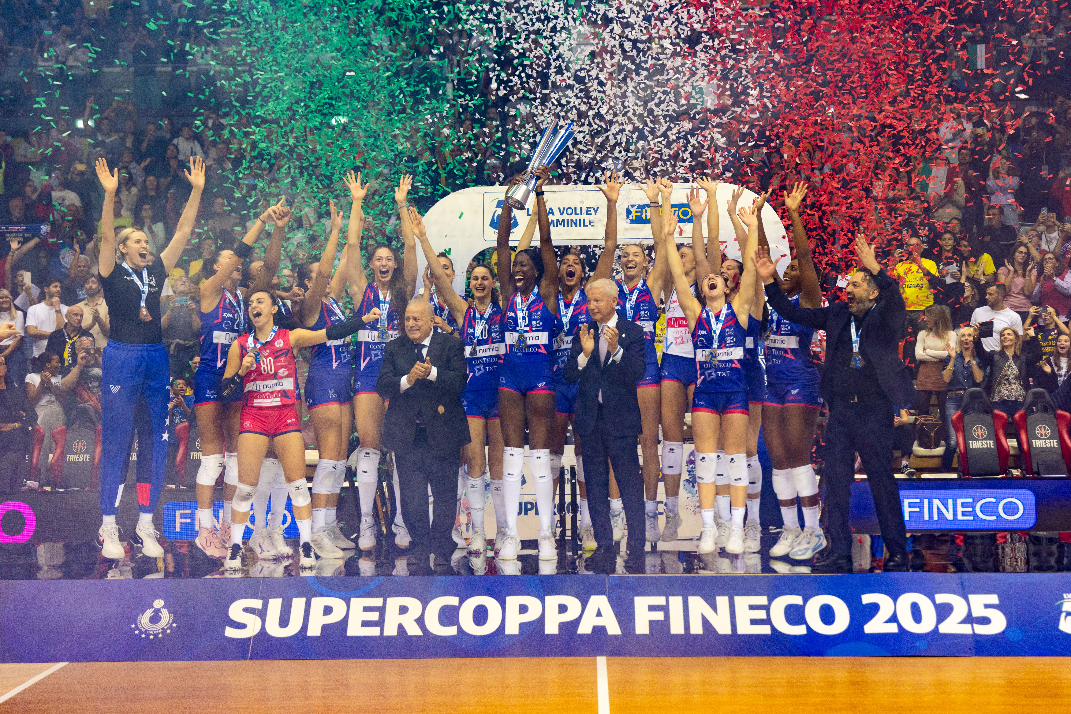 entit, 轰下, 女排连冠霸